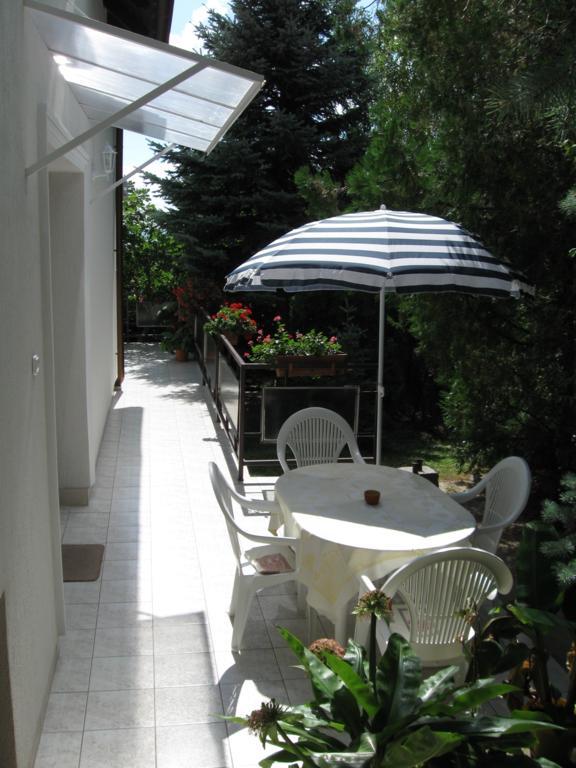 Barcza Vendeghaz Hotel Balatonfured Exterior photo
