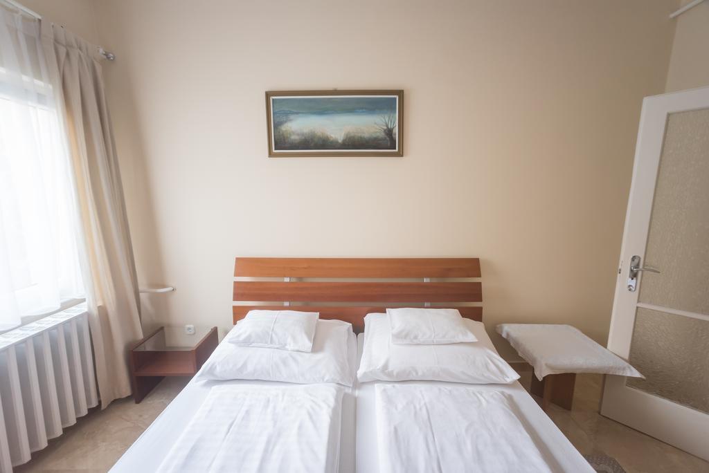 Barcza Vendeghaz Hotel Balatonfured Exterior photo