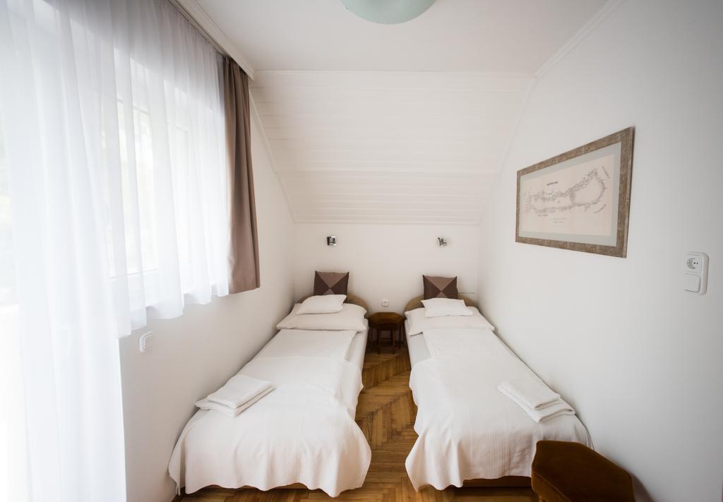 Barcza Vendeghaz Hotel Balatonfured Exterior photo