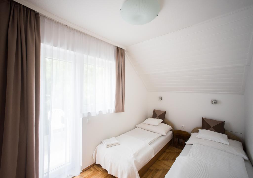 Barcza Vendeghaz Hotel Balatonfured Exterior photo