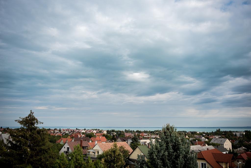 Barcza Vendeghaz Hotel Balatonfured Exterior photo