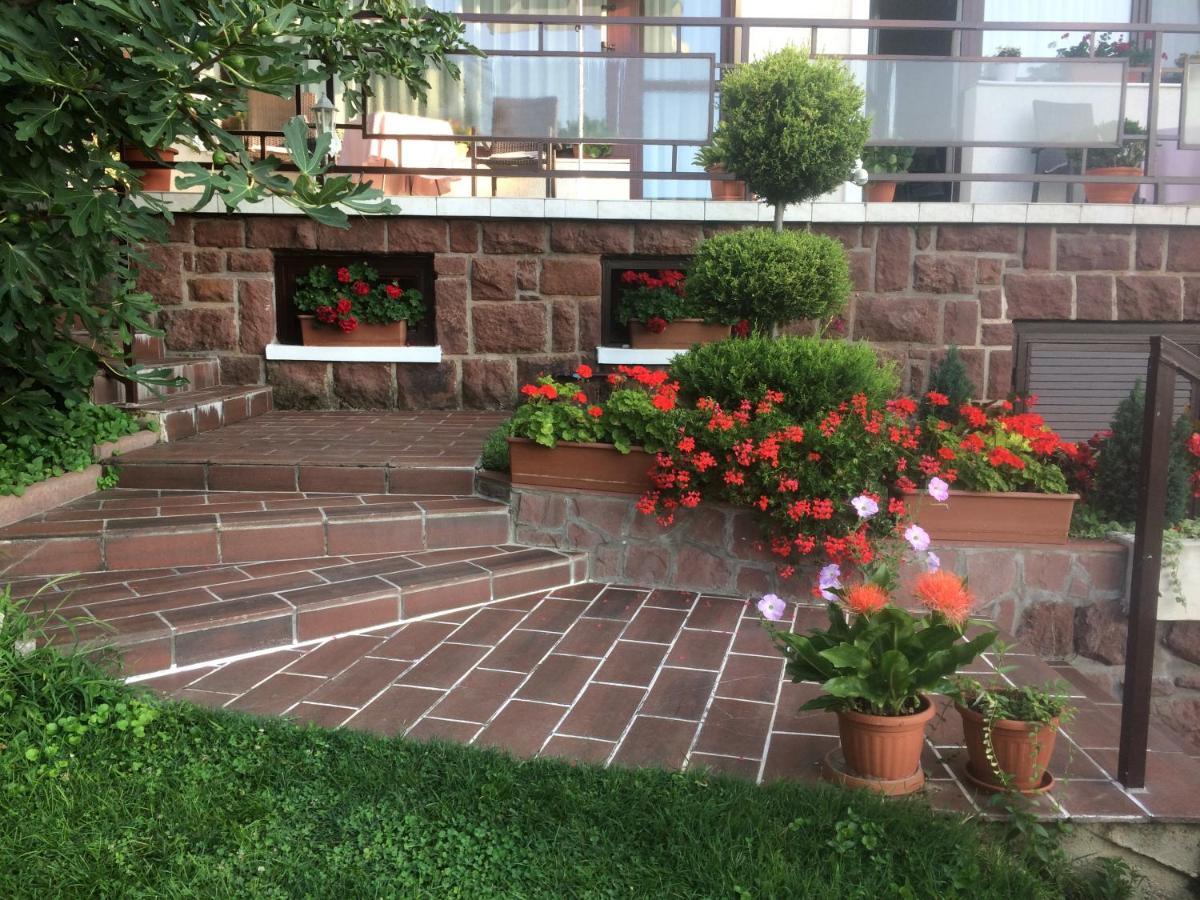 Barcza Vendeghaz Hotel Balatonfured Exterior photo